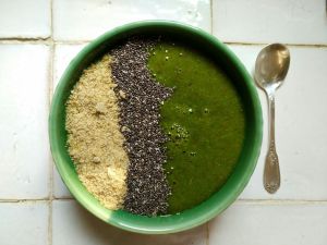 Batido de espinacas, nectarinas, medio limón y semillas de chica, lino y sésamo